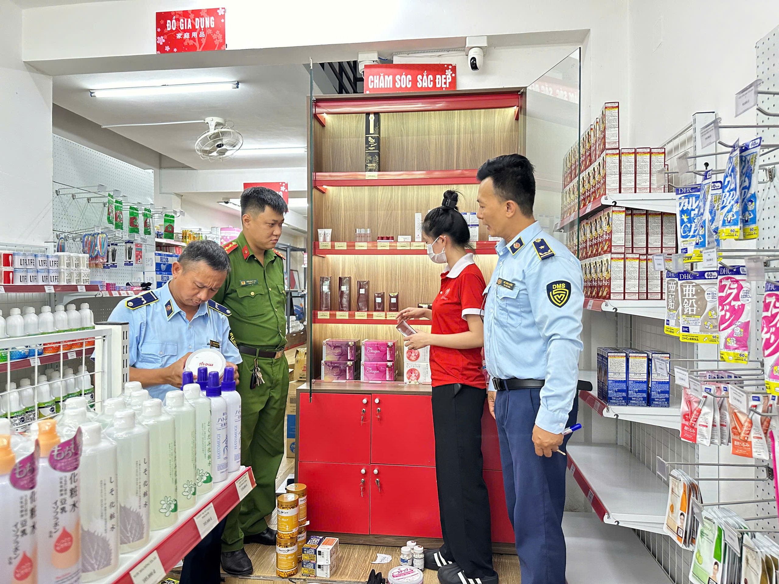 Ph&aacute;t hiện 700kg mực kh&ocirc; v&ocirc; chủ tr&ecirc;n vỉa h&egrave; Đ&agrave; Nẵng - Ảnh 2.