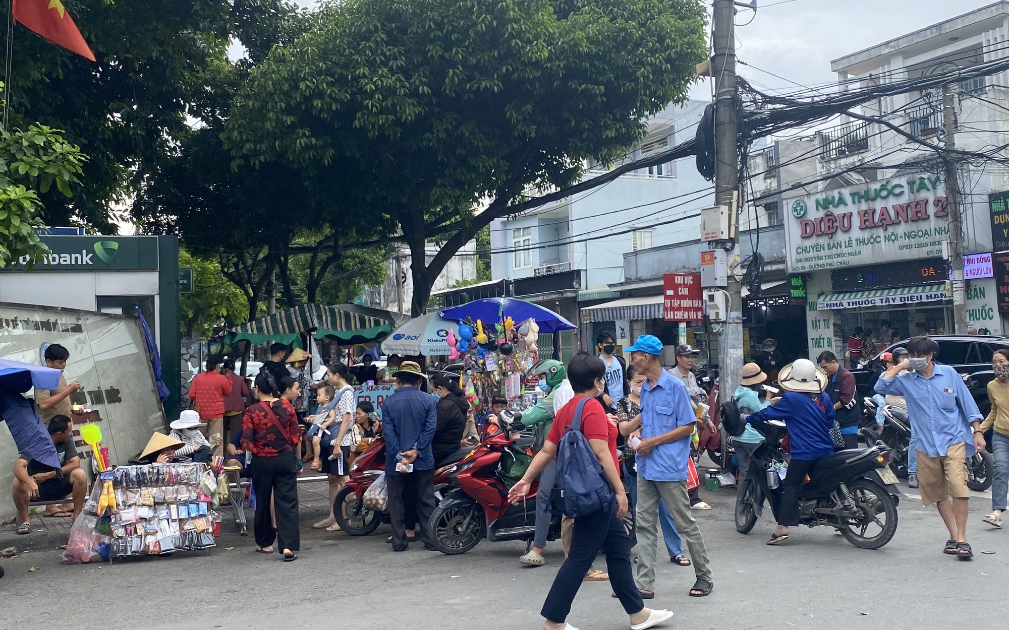 Cảnh khó tin trước cổng Bệnh viện TP Thủ Đức