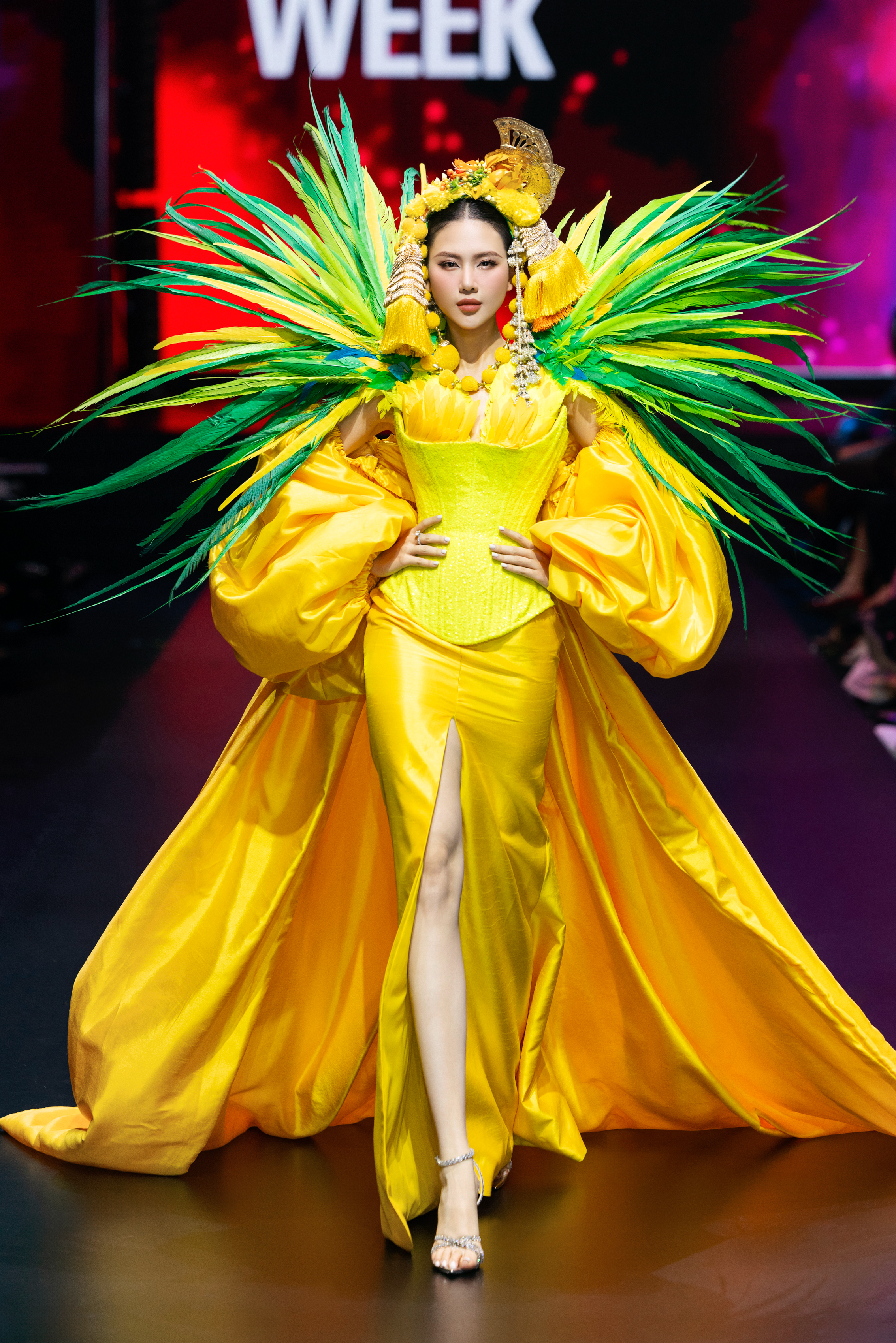 Hoa hậu Bùi Quỳnh Hoa chiếm trọn spotlight - Ảnh 4.