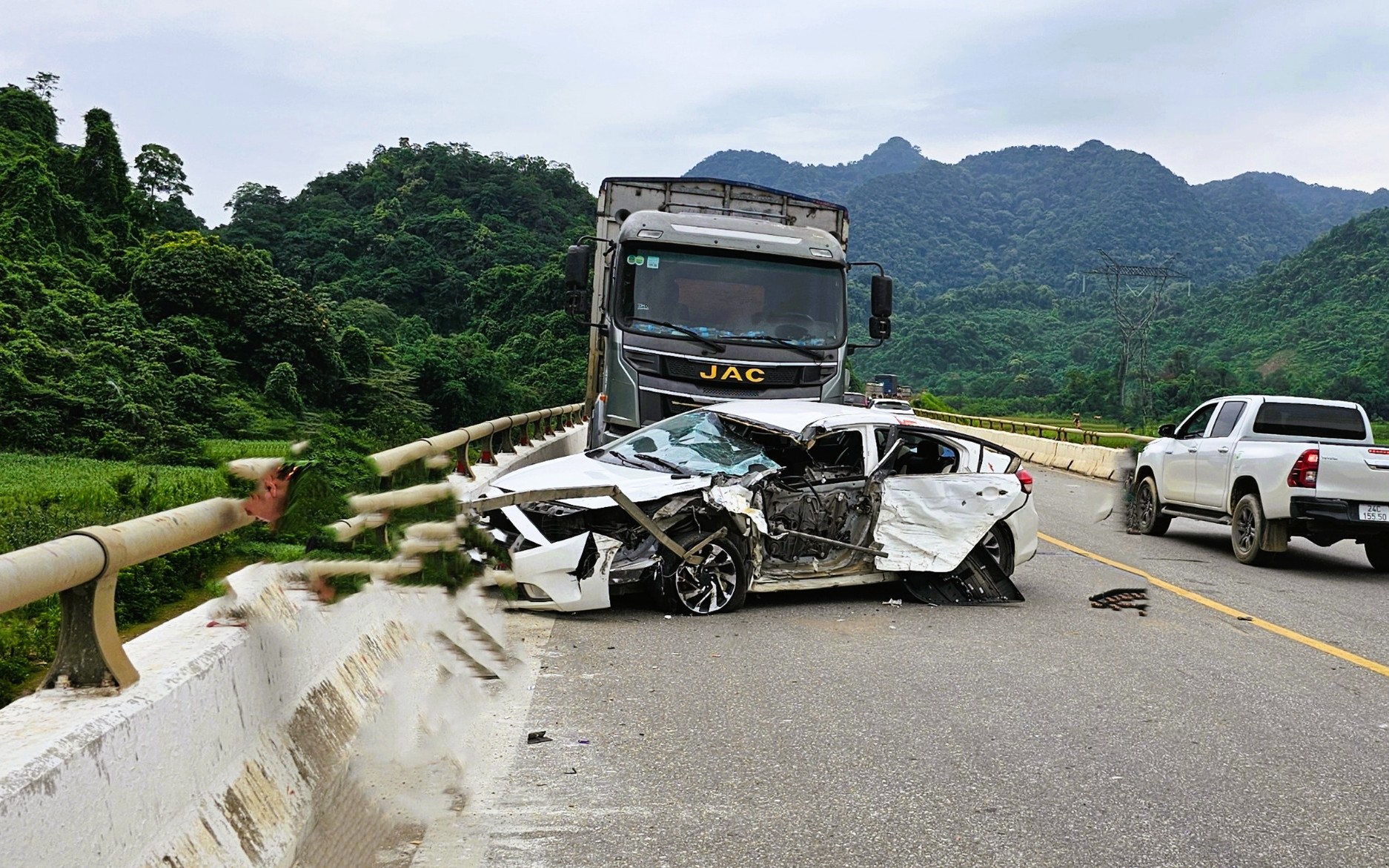 Tông nhau trên cầu, xe tải văng xuống vực, tài xế ô tô con tử vong, 5 người khác bị thương