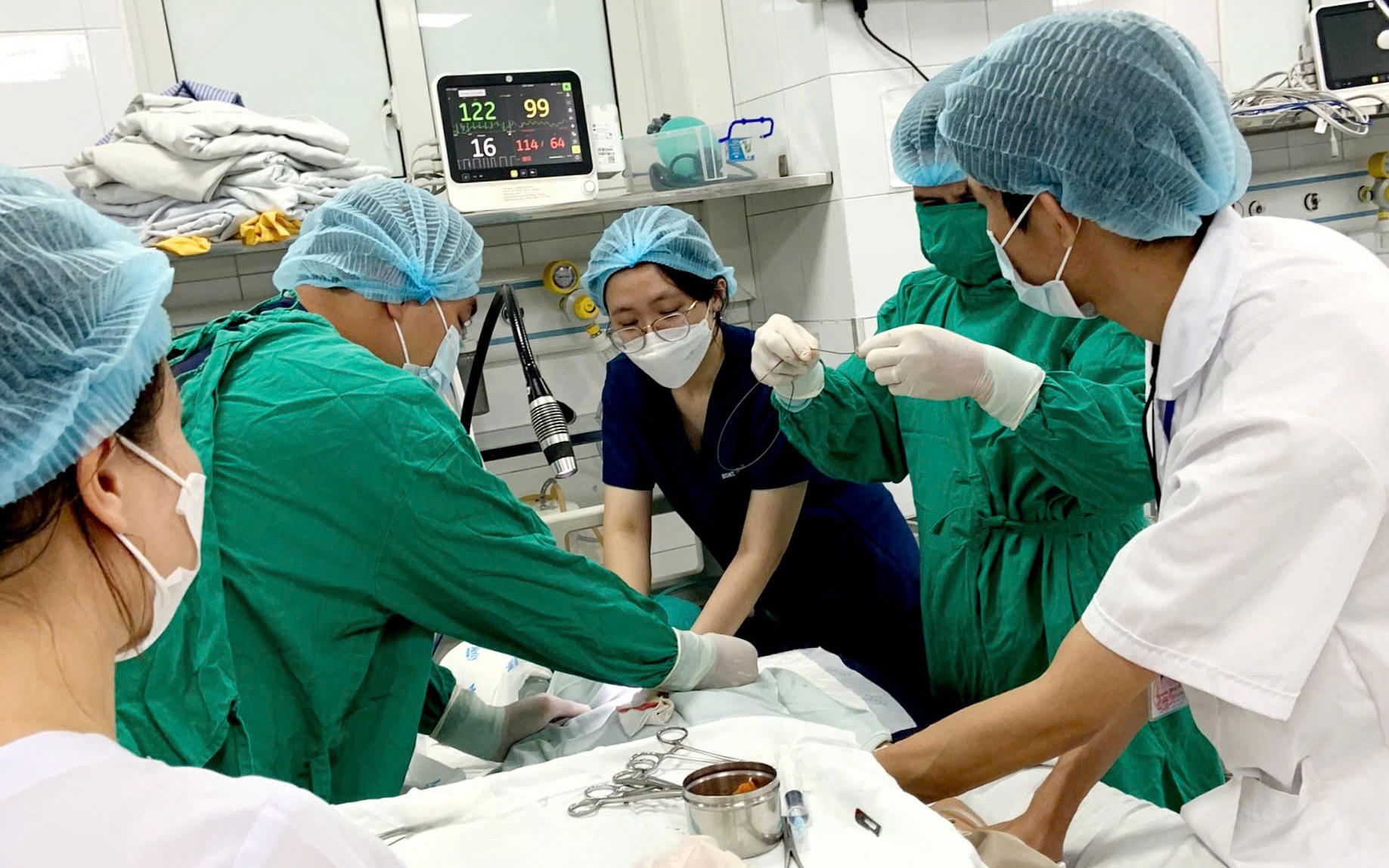 Sau bữa tối, nam thanh niên hôn mê trong phòng trọ