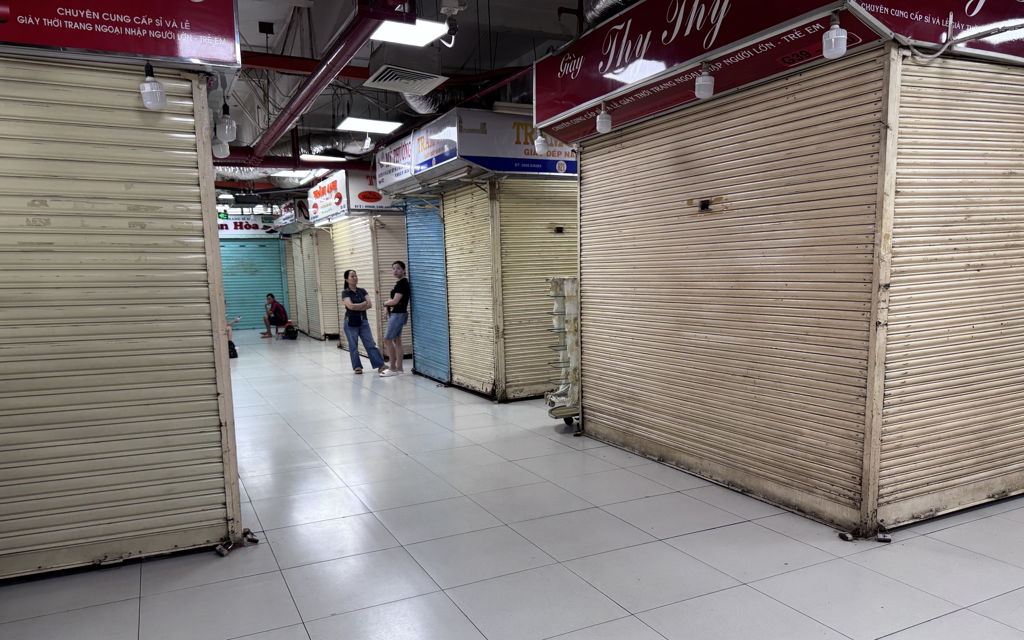 Hàng loạt sạp đóng cửa, sự lo âu bao trùm các chợ lớn ở TP HCM
