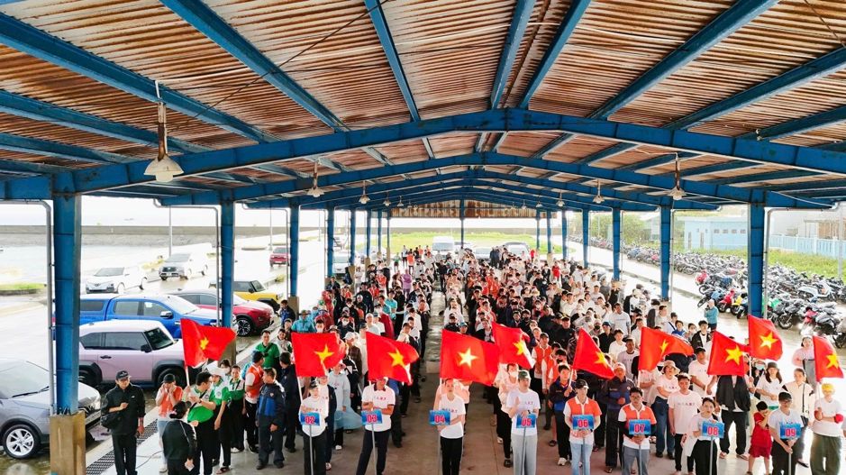 Gần 10.000 người Vingroup v&agrave; t&igrave;nh nguyện vi&ecirc;n ra qu&acirc;n l&agrave;m sạch bờ biển tại 28 tỉnh, th&agrave;nh phố- Ảnh 12.