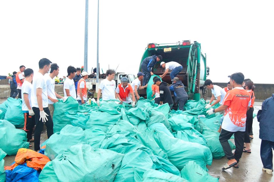 Gần 10.000 người Vingroup v&agrave; t&igrave;nh nguyện vi&ecirc;n ra qu&acirc;n l&agrave;m sạch bờ biển tại 28 tỉnh, th&agrave;nh phố- Ảnh 14.