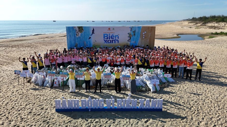 Gần 10.000 người Vingroup v&agrave; t&igrave;nh nguyện vi&ecirc;n ra qu&acirc;n l&agrave;m sạch bờ biển tại 28 tỉnh, th&agrave;nh phố- Ảnh 15.
