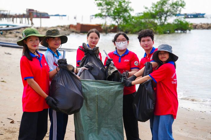 Gần 10.000 người Vingroup v&agrave; t&igrave;nh nguyện vi&ecirc;n ra qu&acirc;n l&agrave;m sạch bờ biển tại 28 tỉnh, th&agrave;nh phố- Ảnh 8.