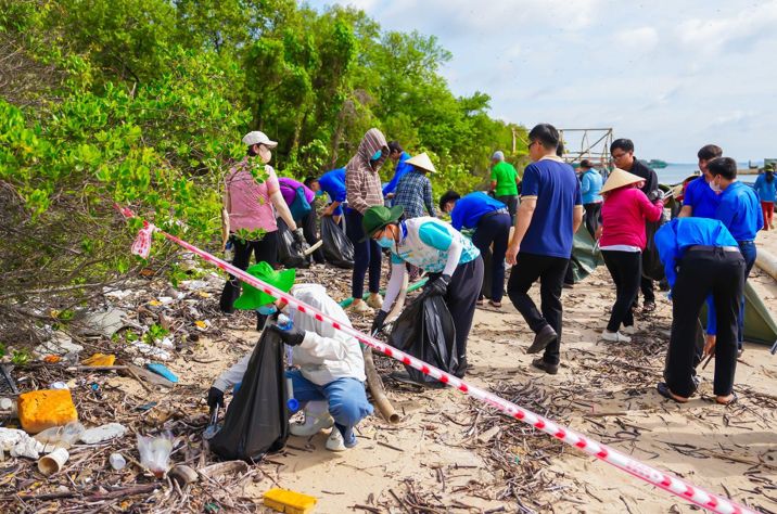 Gần 10.000 người Vingroup v&agrave; t&igrave;nh nguyện vi&ecirc;n ra qu&acirc;n l&agrave;m sạch bờ biển tại 28 tỉnh, th&agrave;nh phố- Ảnh 9.