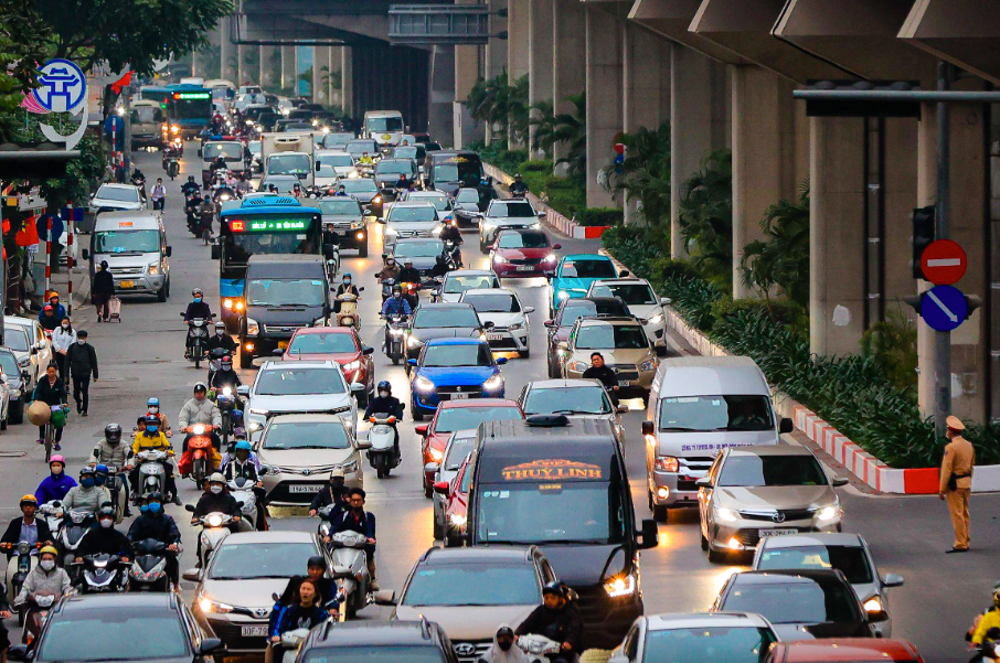 Chủ tịch Hà Nội: Sẽ hạn chế xe máy tại nhiều khu vực - Ảnh 2.