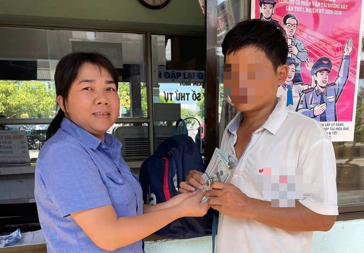 H&agrave;nh kh&aacute;ch bỏ qu&ecirc;n ba l&ocirc; chứa 2.200 USD ở ga Quảng Ng&atilde;i - Ảnh 1.