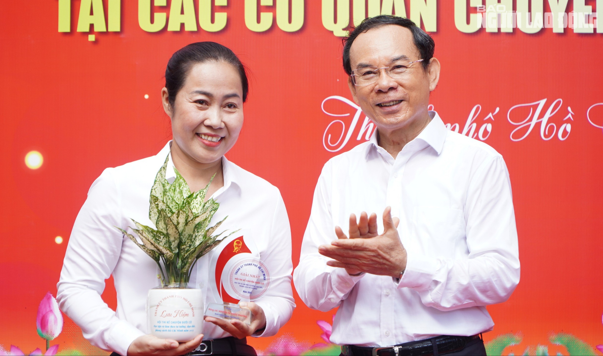 Bí thư Thành ủy TP HCM Nguyễn Văn Nên trao giải
cho các cá nhân kể chuyện dưới cờ về Bác Hồ- Ảnh 1.