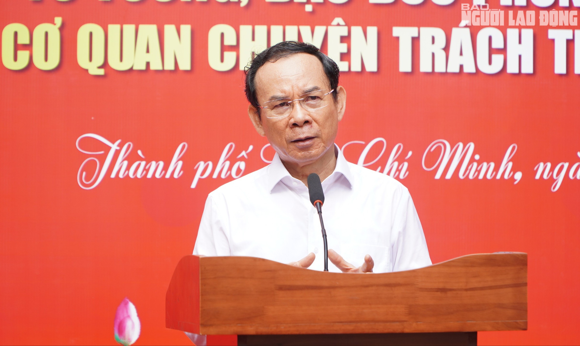 Bí thư Thành ủy TP HCM Nguyễn Văn Nên trao giải
cho các cá nhân kể chuyện dưới cờ về Bác Hồ- Ảnh 2.