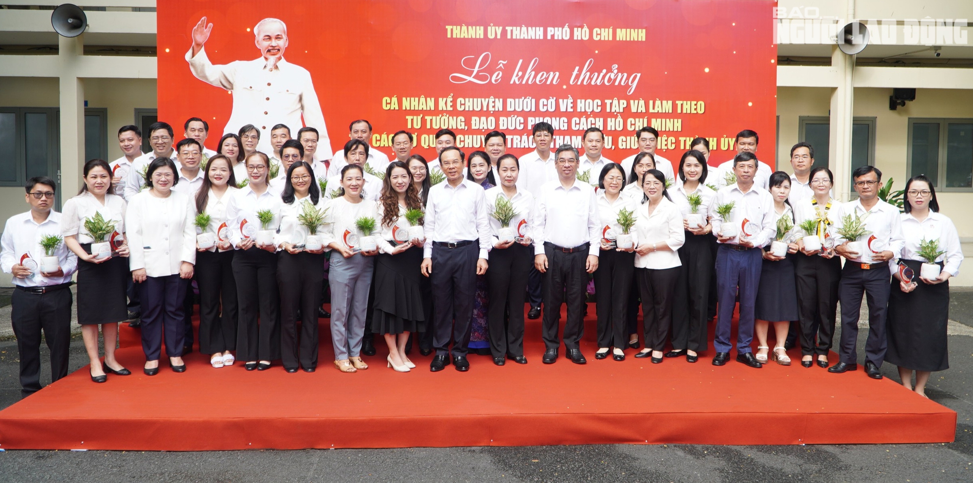 Bí thư Thành ủy TP HCM Nguyễn Văn Nên trao giải
cho các cá nhân kể chuyện dưới cờ về Bác Hồ- Ảnh 7.