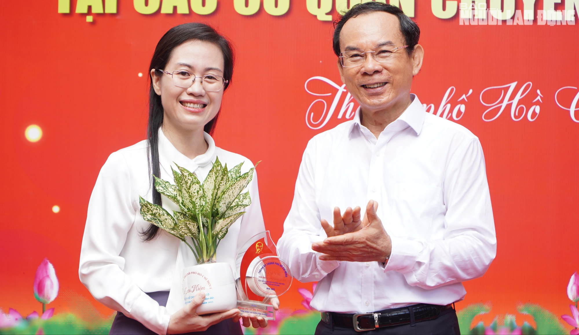 Bí thư Thành ủy TP HCM Nguyễn Văn Nên trao giải
cho các cá nhân kể chuyện dưới cờ về Bác Hồ- Ảnh 4.