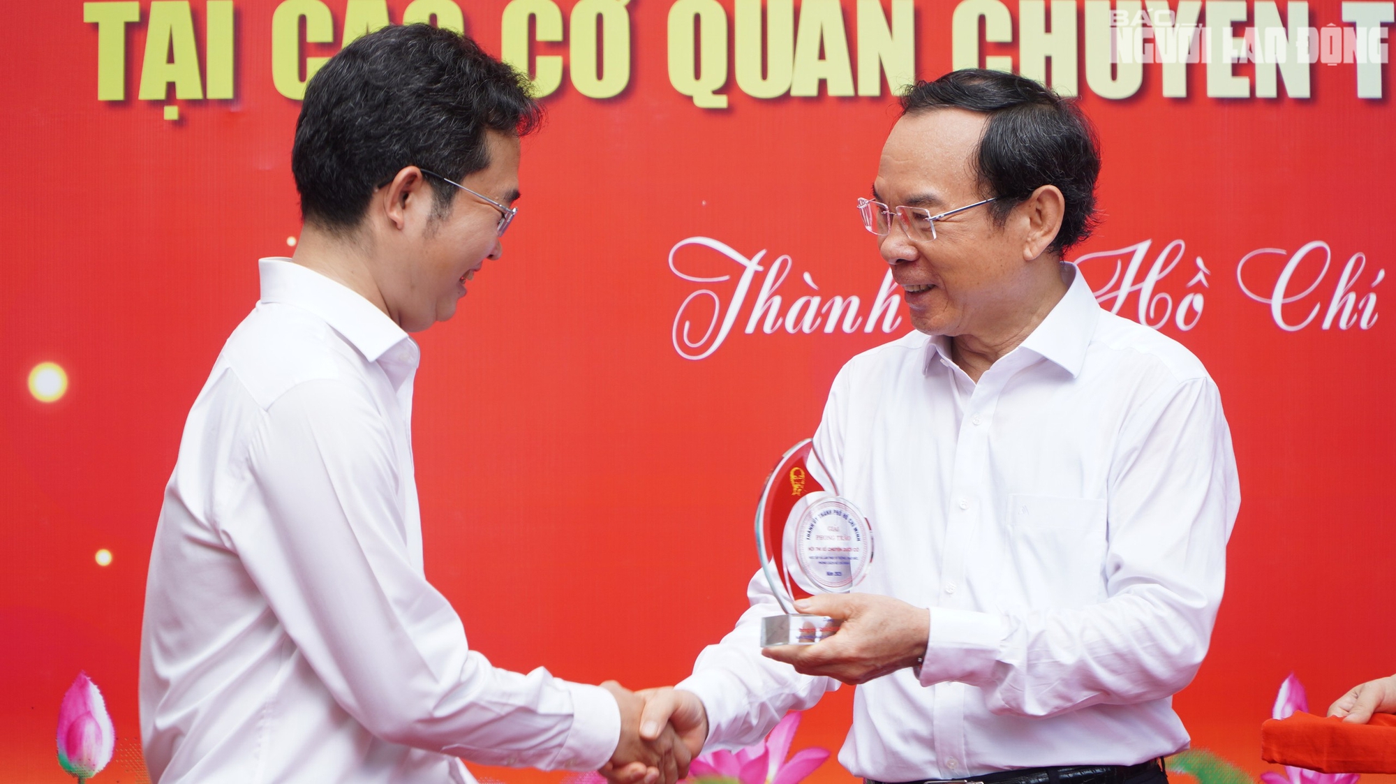 Bí thư Thành ủy TP HCM Nguyễn Văn Nên trao giải
cho các cá nhân kể chuyện dưới cờ về Bác Hồ- Ảnh 5.