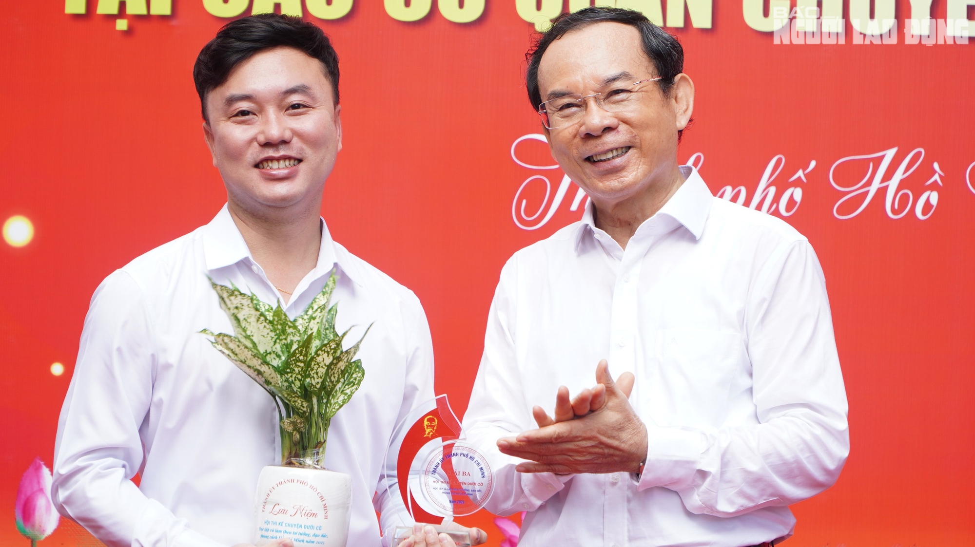 Bí thư Thành ủy TP HCM Nguyễn Văn Nên trao giải
cho các cá nhân kể chuyện dưới cờ về Bác Hồ- Ảnh 6.