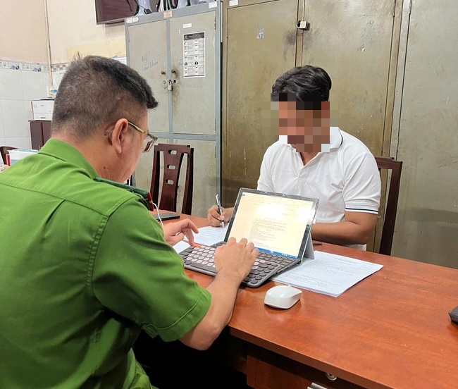 Th&ocirc;ng tin mới vụ người đ&agrave;n &ocirc;ng chặn xe, đập ph&aacute; &ocirc; t&ocirc; tr&ecirc;n đường ở TP HCM- Ảnh 1.