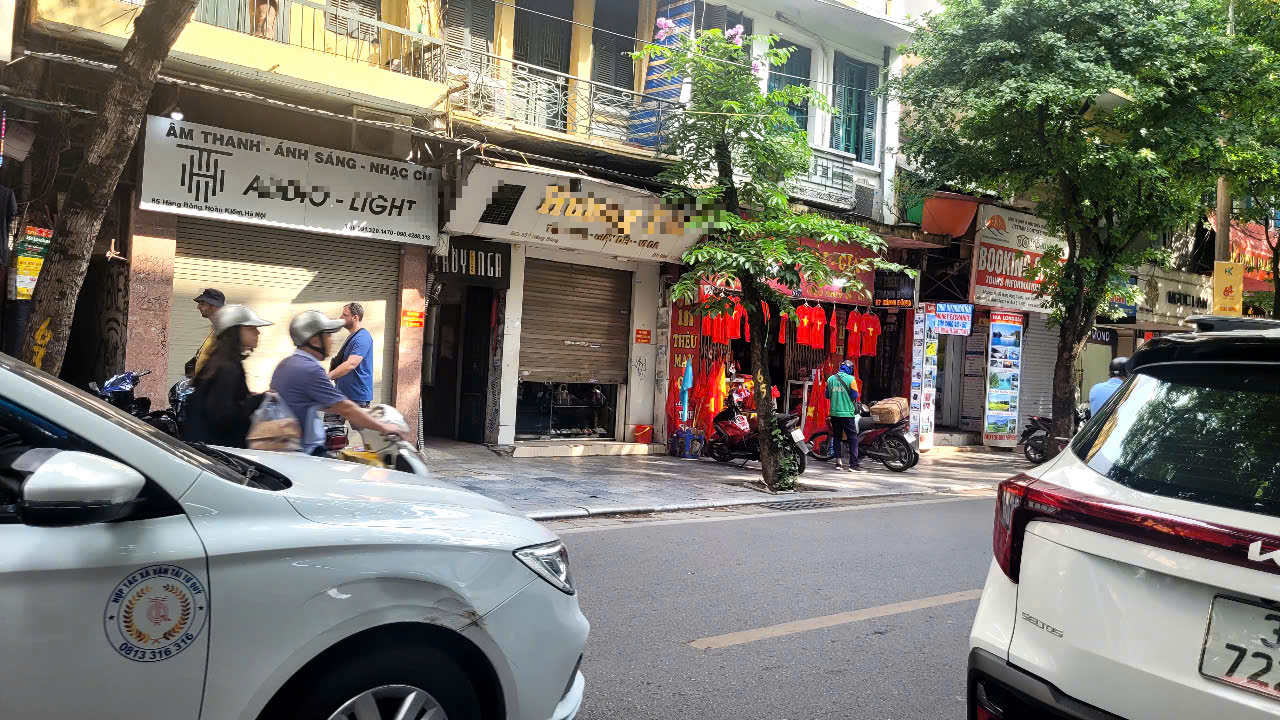 Bất ngờ với c&aacute;ch b&aacute;n h&agrave;ng "ẩn dật" tiểu thương phố cổ - Ảnh 4.