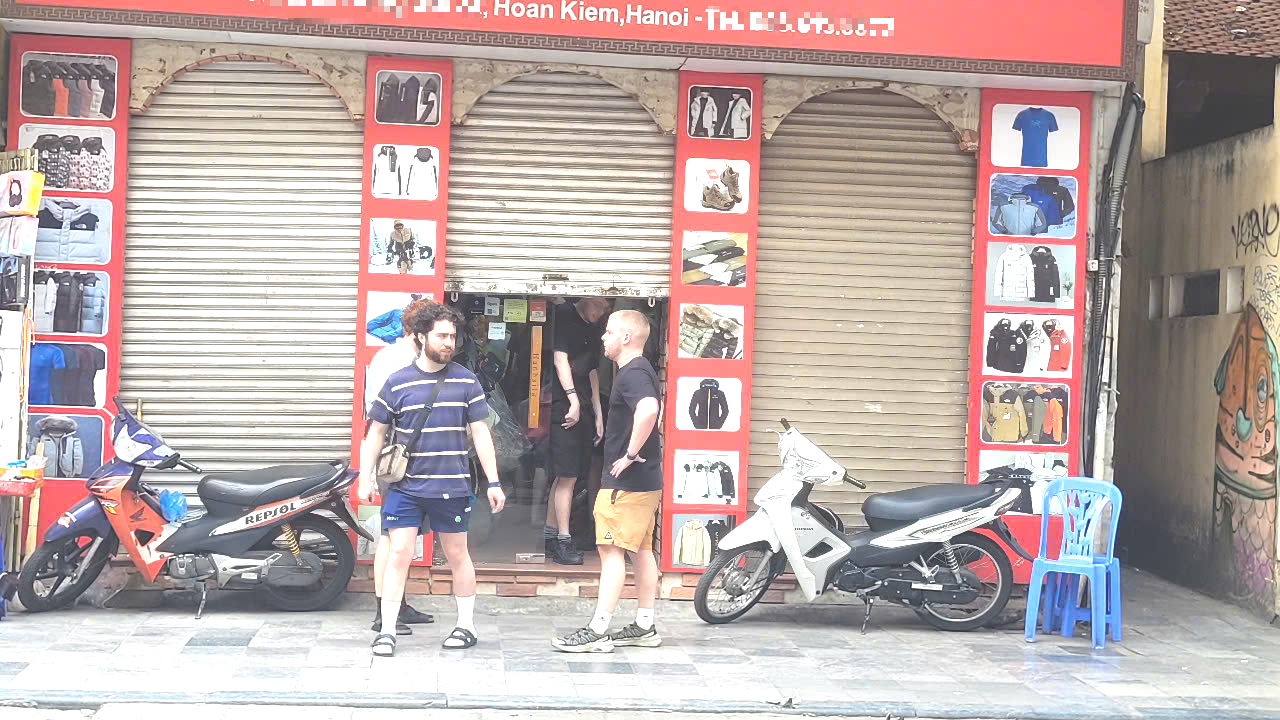 Bất ngờ với c&aacute;ch b&aacute;n h&agrave;ng "ẩn dật" tiểu thương phố cổ - Ảnh 1.