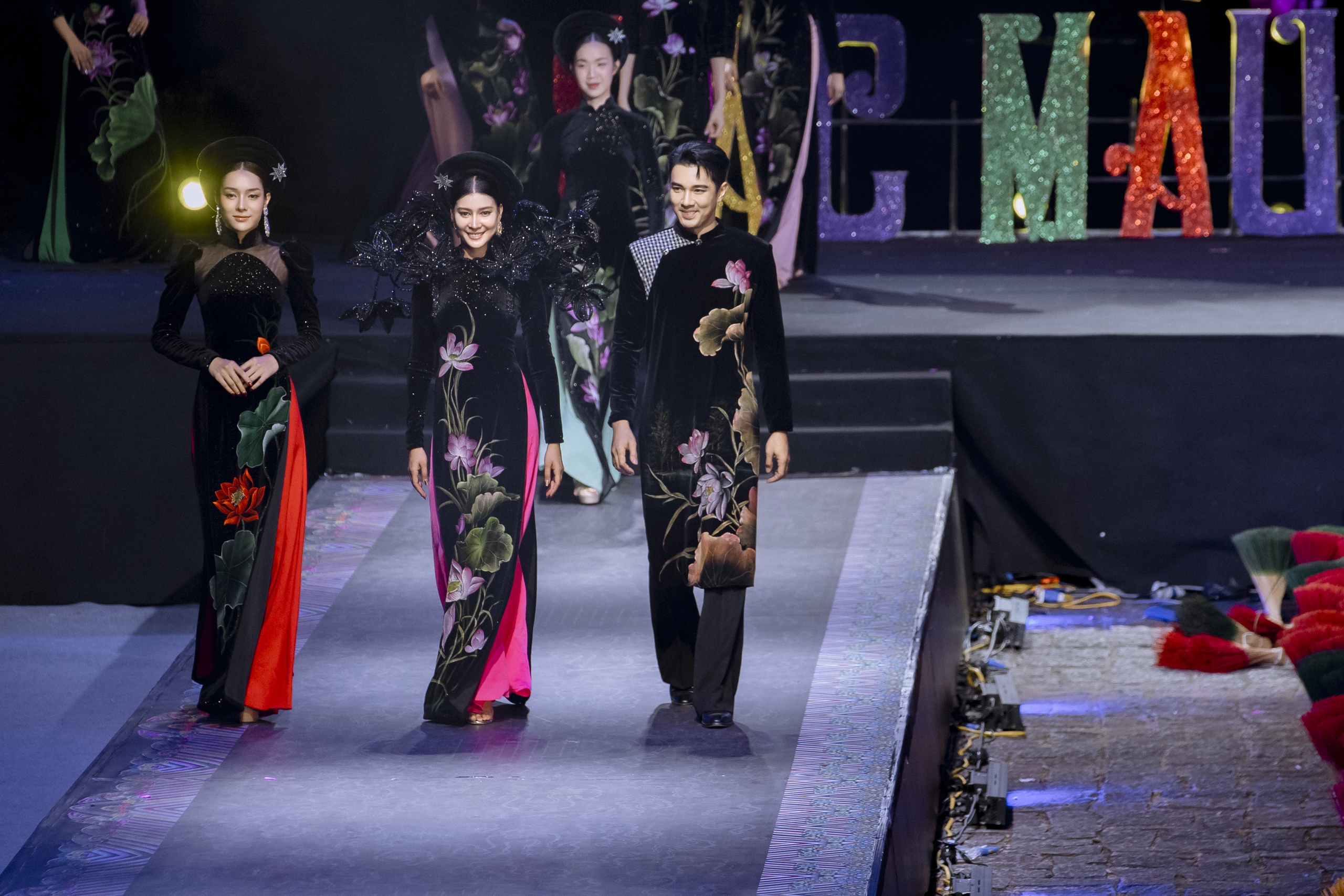 Huế lung linh qua bộ sưu tập &aacute;o d&agrave;i nhung của Việt H&ugrave;ng   - Ảnh 7.