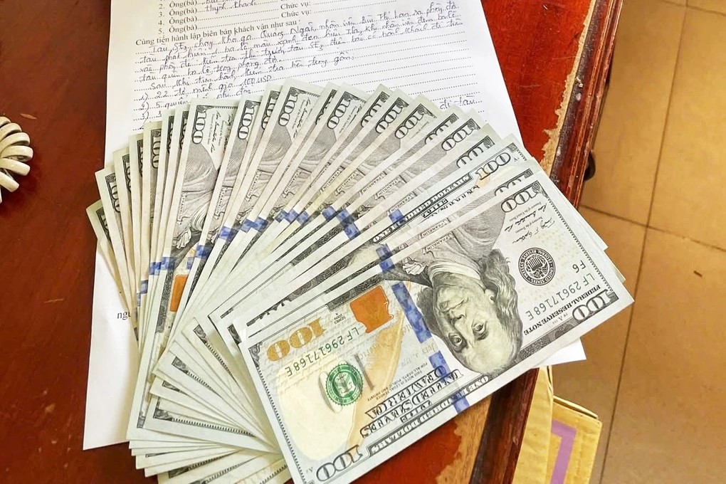 H&agrave;nh kh&aacute;ch bỏ qu&ecirc;n ba l&ocirc; chứa 2.200 USD ở ga Quảng Ng&atilde;i - Ảnh 2.
