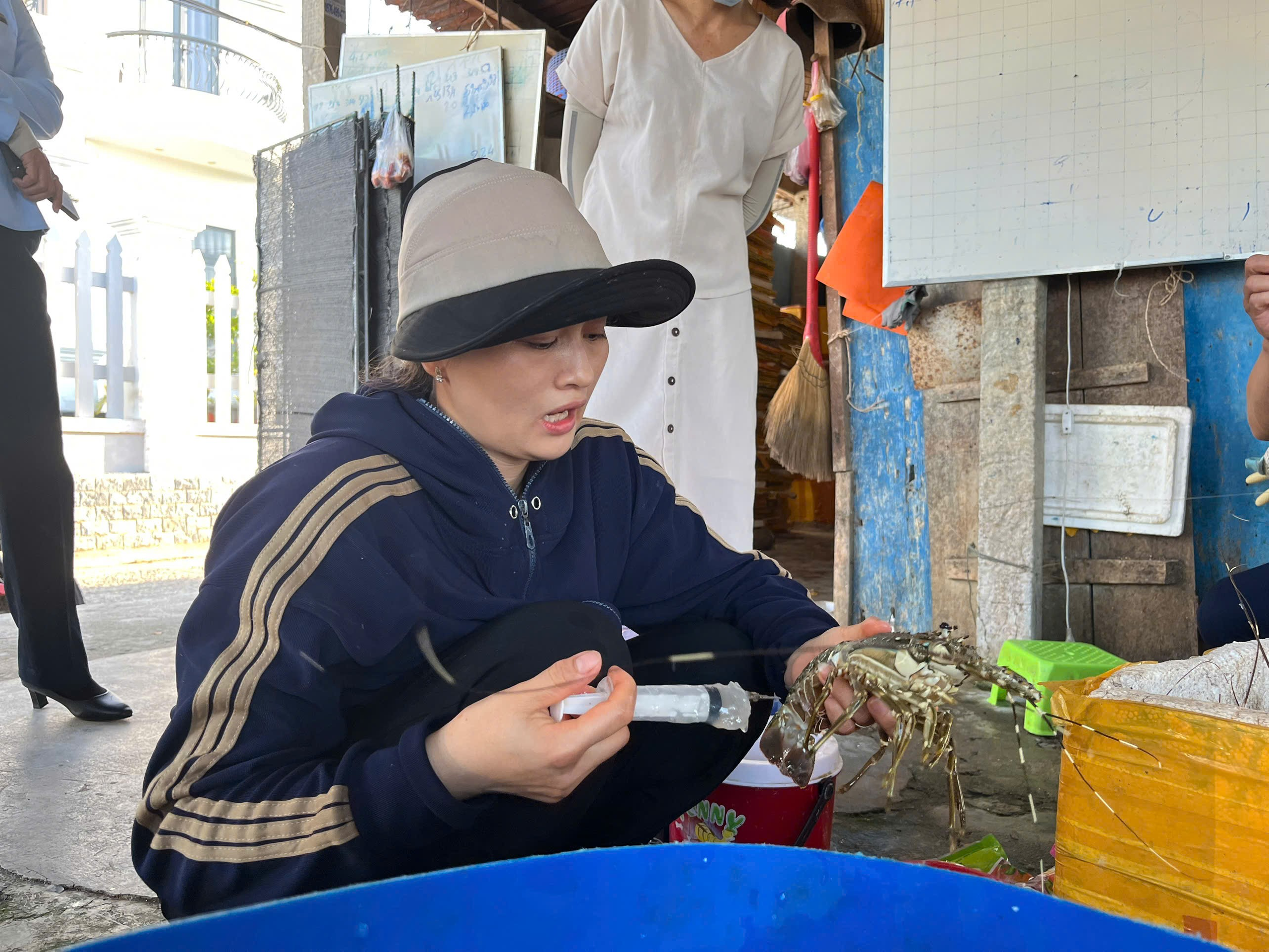 "H&ocirc; biến" t&ocirc;m h&ugrave;m chết th&agrave;nh t&ocirc;m tươi lừa người ti&ecirc;u d&ugrave;ng- Ảnh 1.