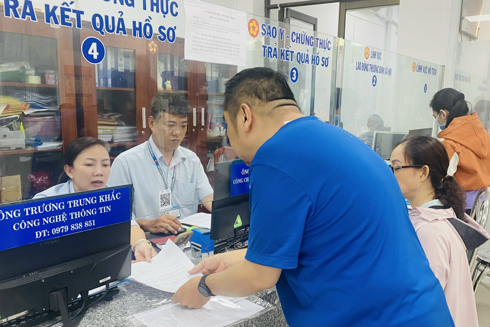 Kh&ocirc;ng ai bỏ lại ph&iacute;a sau: TP HCM kết nối việc l&agrave;m cho c&aacute;n bộ, c&ocirc;ng chức d&ocirc;i dư - Ảnh 1.
