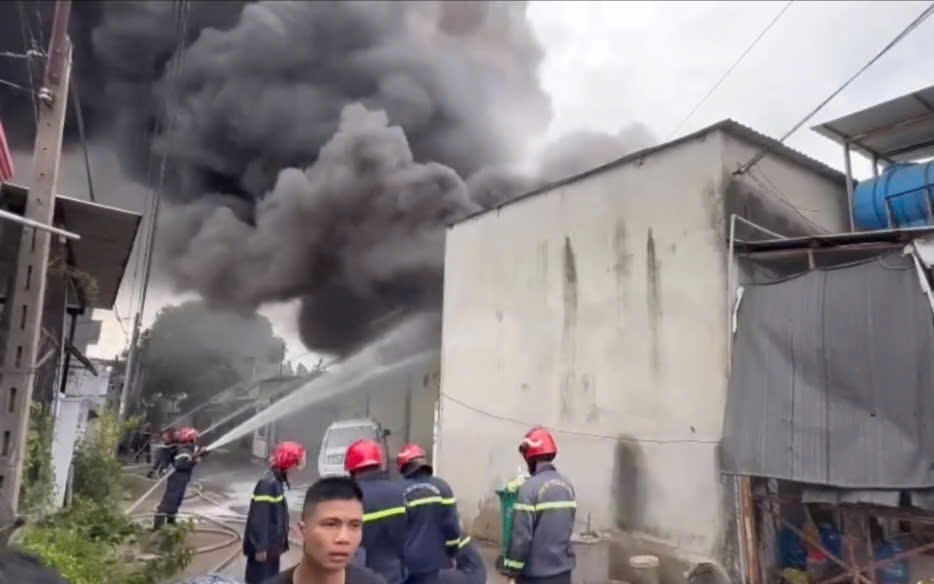 CLIP: Cháy dữ dội ở TP Thủ Dầu Một, khói đen bao trùm