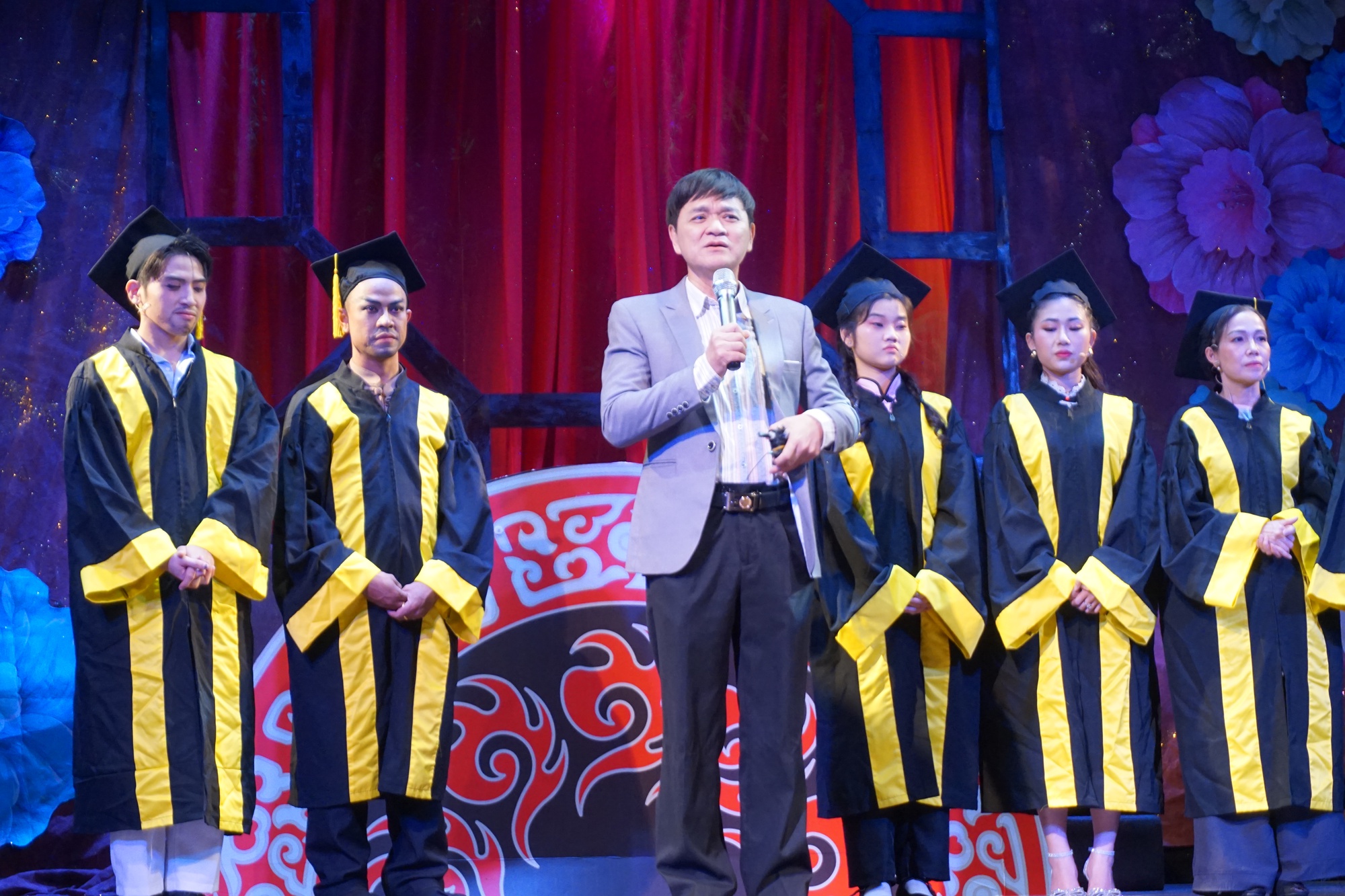 Đạo diễn Quốc Thảo trao cảm x&uacute;c mới cho học tr&ograve; với nhạc kịch "L&ocirc;i Vũ" - Ảnh 1.