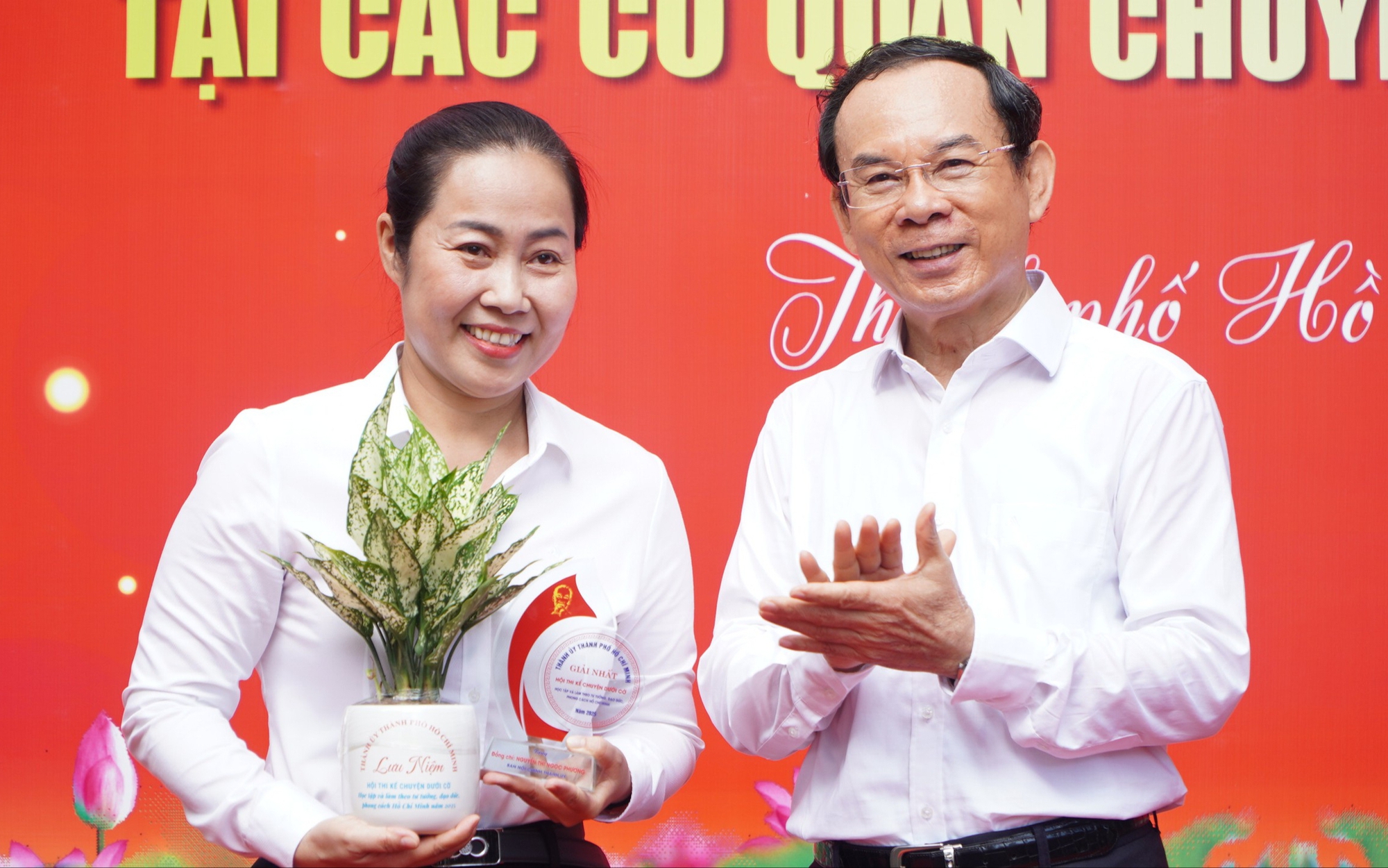 Bí thư Thành ủy TP HCM Nguyễn Văn Nên trao giải 
cho các cá nhân kể chuyện dưới cờ về Bác Hồ