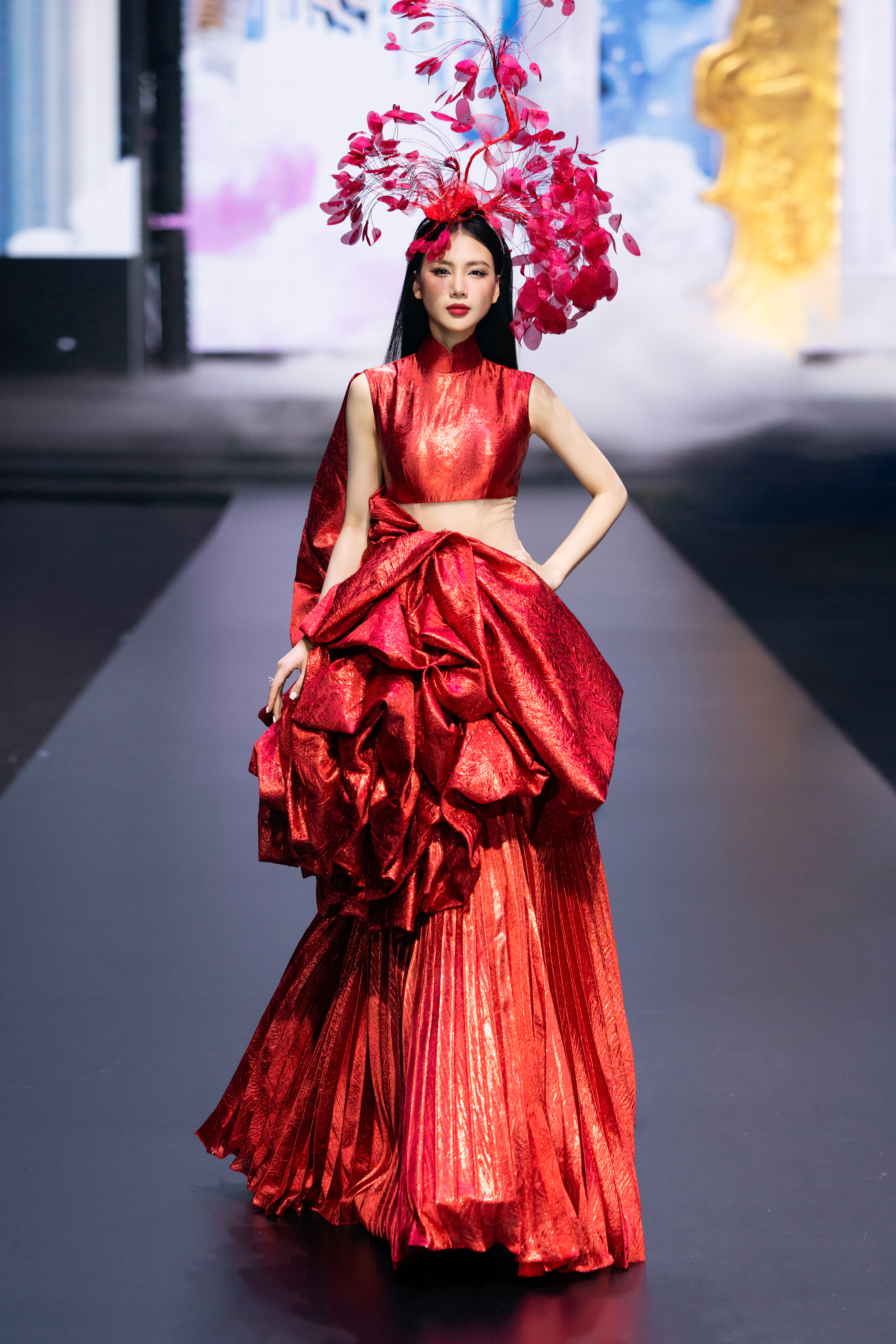 Hoa hậu Bùi Quỳnh Hoa chiếm trọn spotlight - Ảnh 2.