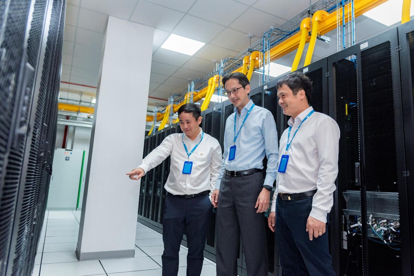 Thứ trưởng Bộ Ngoại giao làm việc với Tập đoàn FPT: Tăng cường thúc đẩy khoa học công nghệ Việt Nam - Ảnh 1.