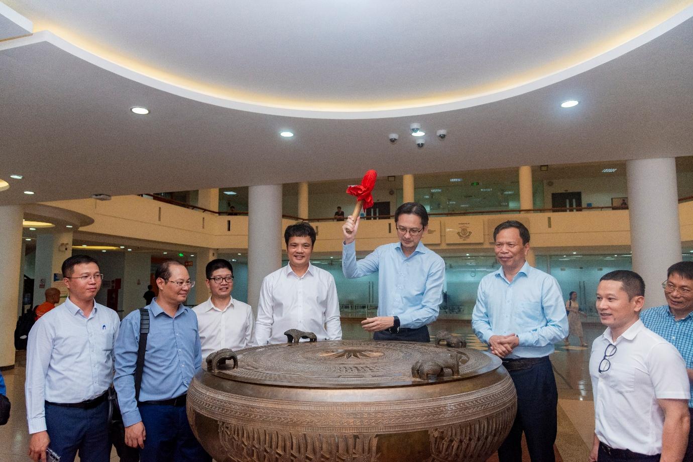 Thứ trưởng Bộ Ngoại giao làm việc với Tập đoàn FPT: Tăng cường thúc đẩy khoa học công nghệ Việt Nam - Ảnh 2.