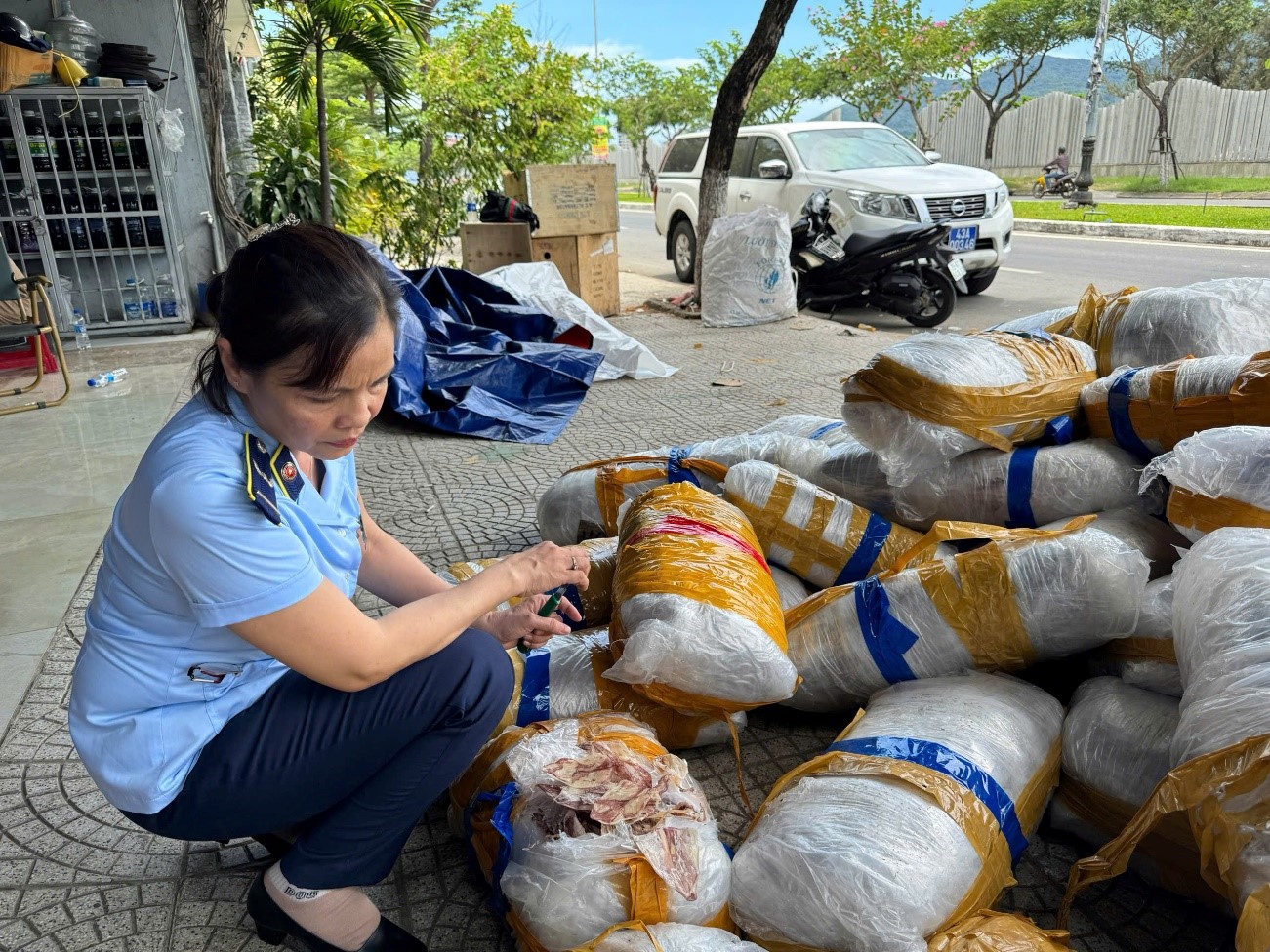 Ph&aacute;t hiện 700kg mực kh&ocirc; v&ocirc; chủ tr&ecirc;n vỉa h&egrave; Đ&agrave; Nẵng - Ảnh 1.