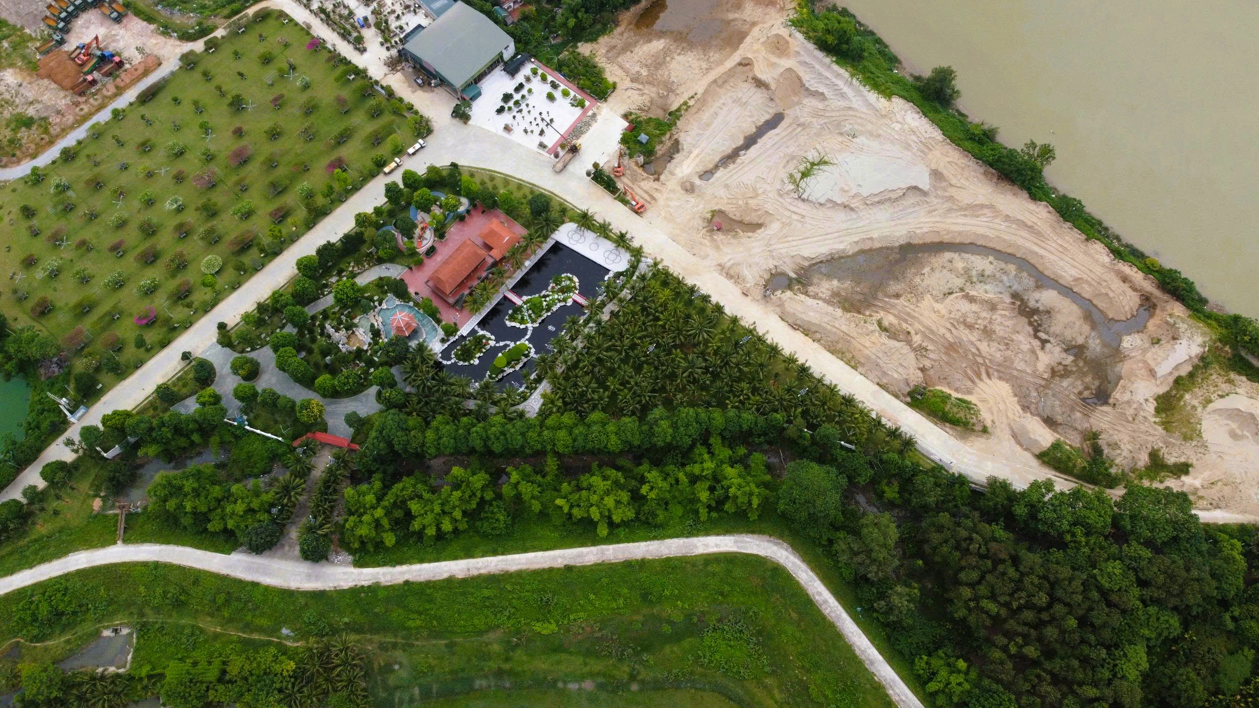 Khu biệt phủ cả ng&agrave;n m2 được cho của Tuấn "thần đ&egrave;n" x&acirc;y tr&ecirc;n đất thu&ecirc; l&agrave;m b&atilde;i tập kết c&aacute;t? - Ảnh 1.