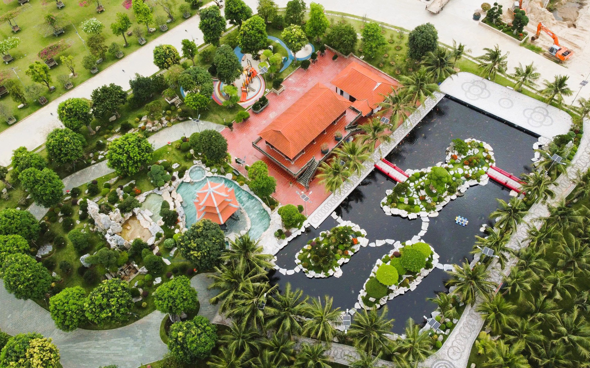 Khu biệt phủ cả ngàn m2 mà Tuấn "thần đèn" thường hiện diện làm bãi tập kết cát?