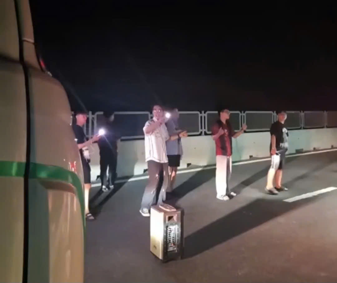 Nhóm người mang loa kẹo kéo hát karaoke trên đường cao tốc có thể bị xử lí hình sự- Ảnh 2.