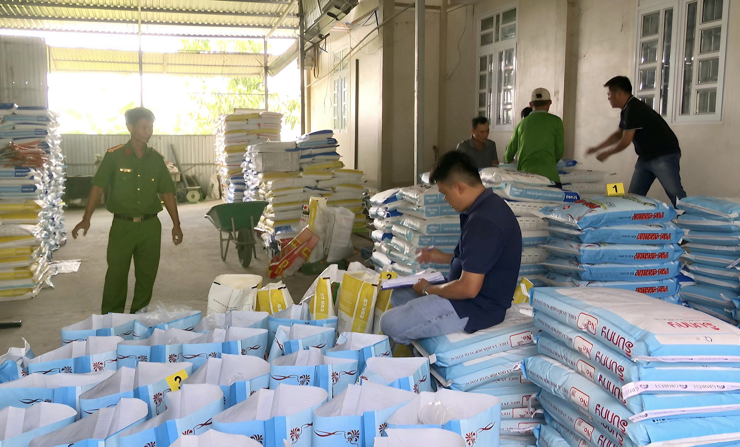 C&ocirc;ng an Bạc Li&ecirc;u ph&aacute;t hiện h&agrave;ng chục tấn thức ăn cho t&ocirc;m giả - Ảnh 1.