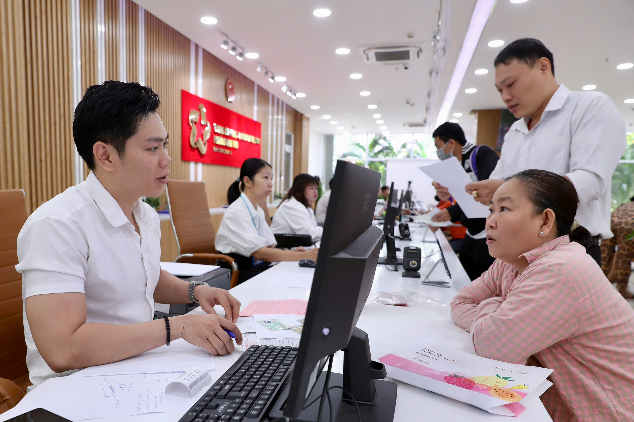 Những h&igrave;nh ảnh tại nhiều phường mới ở TP HCM trong ng&agrave;y đầu ti&ecirc;n l&agrave;m việc- Ảnh 16.
