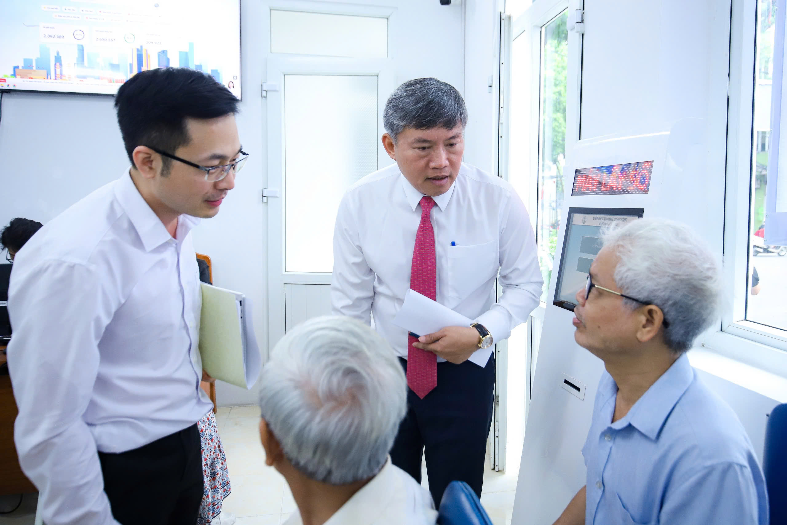 Hình ảnh Hà Nội ngày đầu vận hành chính quyền địa phương hai cấp - Ảnh 7.