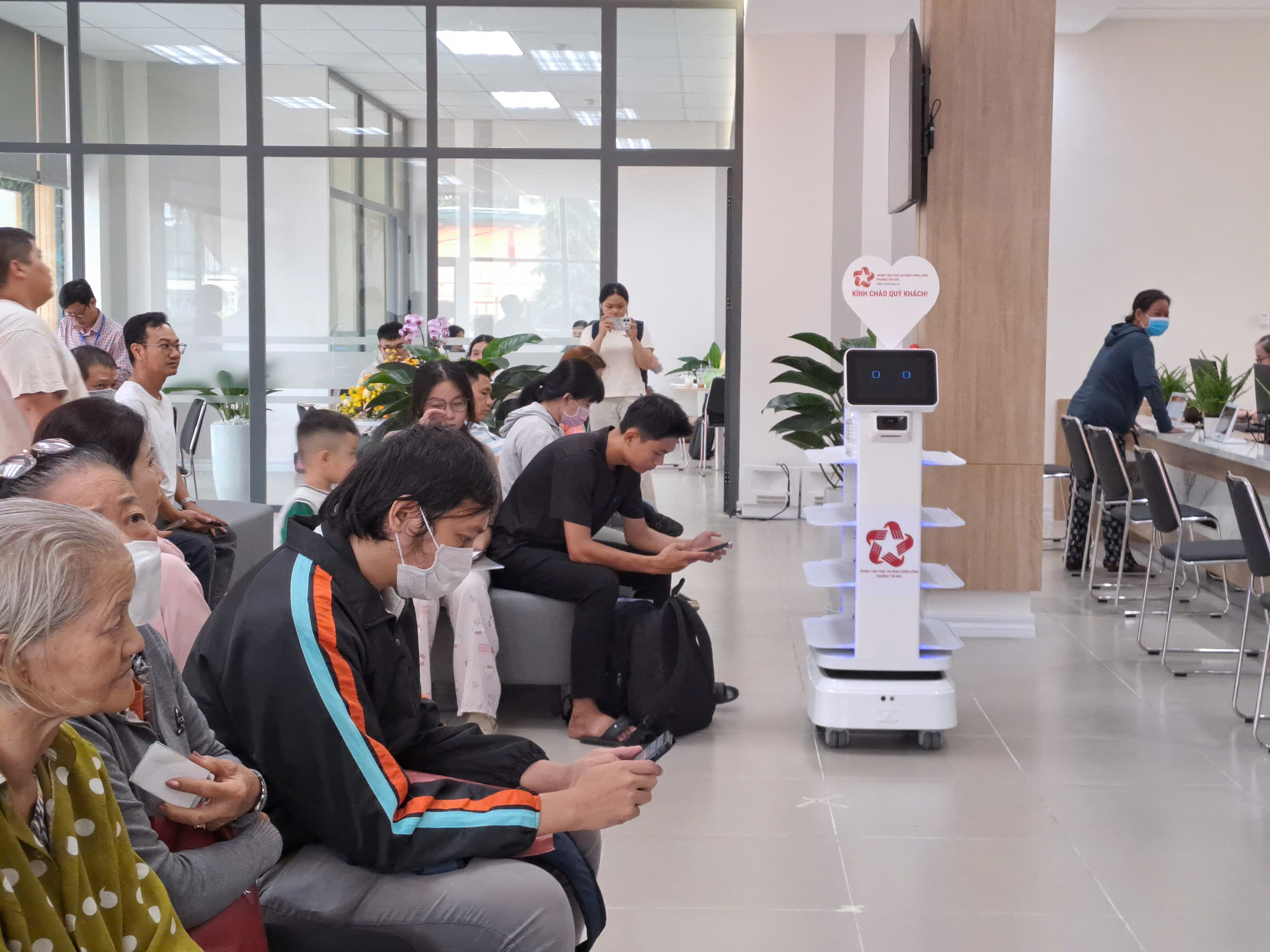 Những h&igrave;nh ảnh tại nhiều phường mới ở TP HCM trong ng&agrave;y đầu ti&ecirc;n l&agrave;m việc- Ảnh 14.