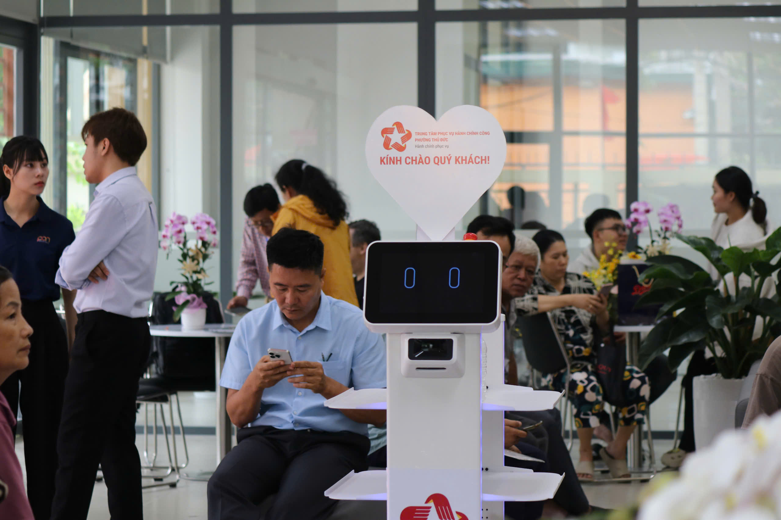 Những h&igrave;nh ảnh tại nhiều phường mới ở TP HCM trong ng&agrave;y đầu ti&ecirc;n l&agrave;m việc- Ảnh 13.