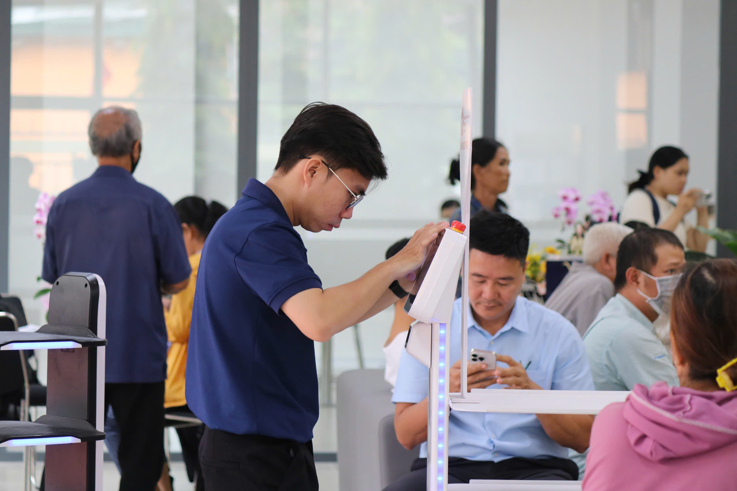 Những h&igrave;nh ảnh tại nhiều phường mới ở TP HCM trong ng&agrave;y đầu ti&ecirc;n l&agrave;m việc- Ảnh 12.