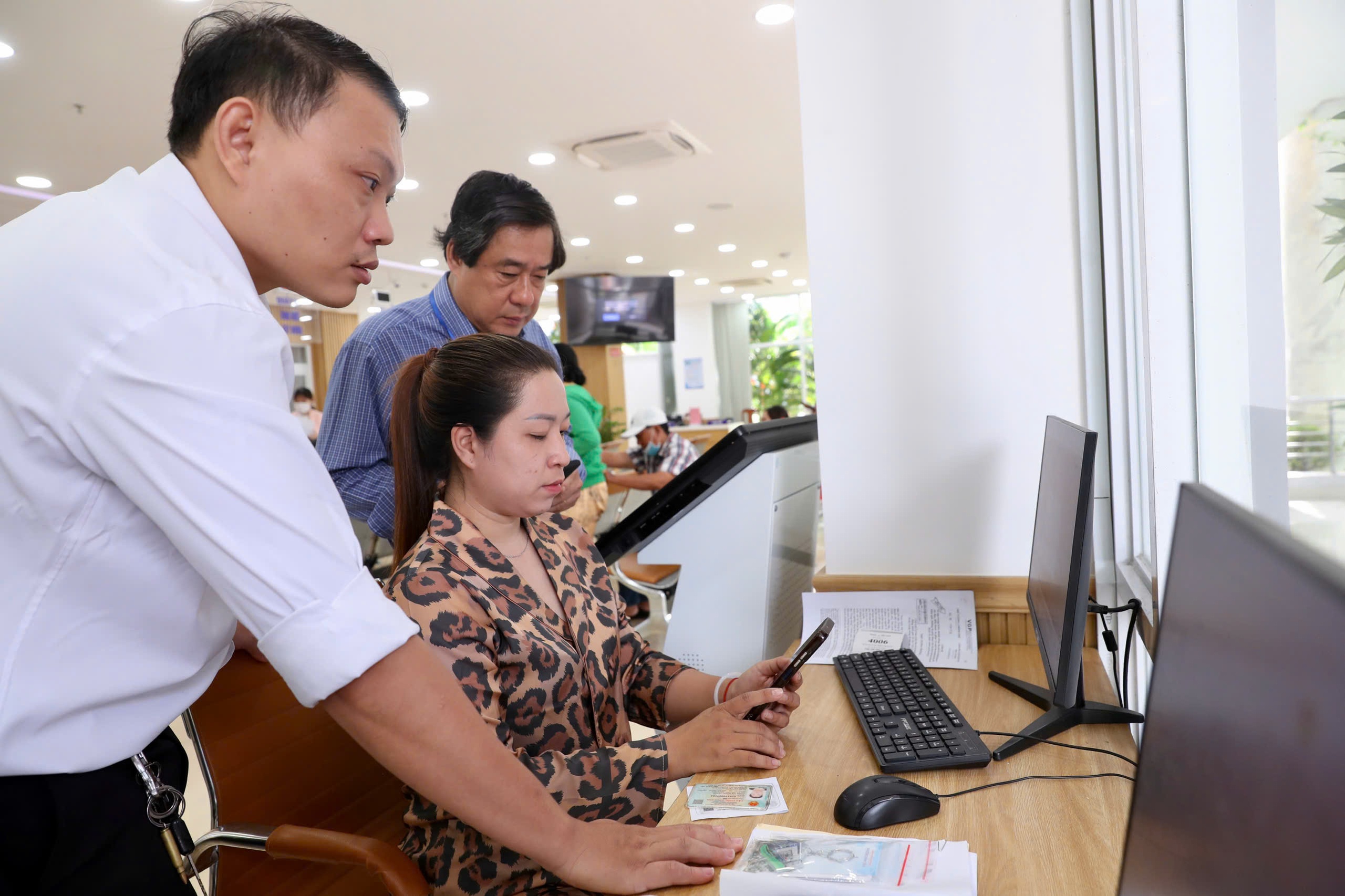 Những h&igrave;nh ảnh tại nhiều phường mới ở TP HCM trong ng&agrave;y đầu ti&ecirc;n l&agrave;m việc- Ảnh 18.