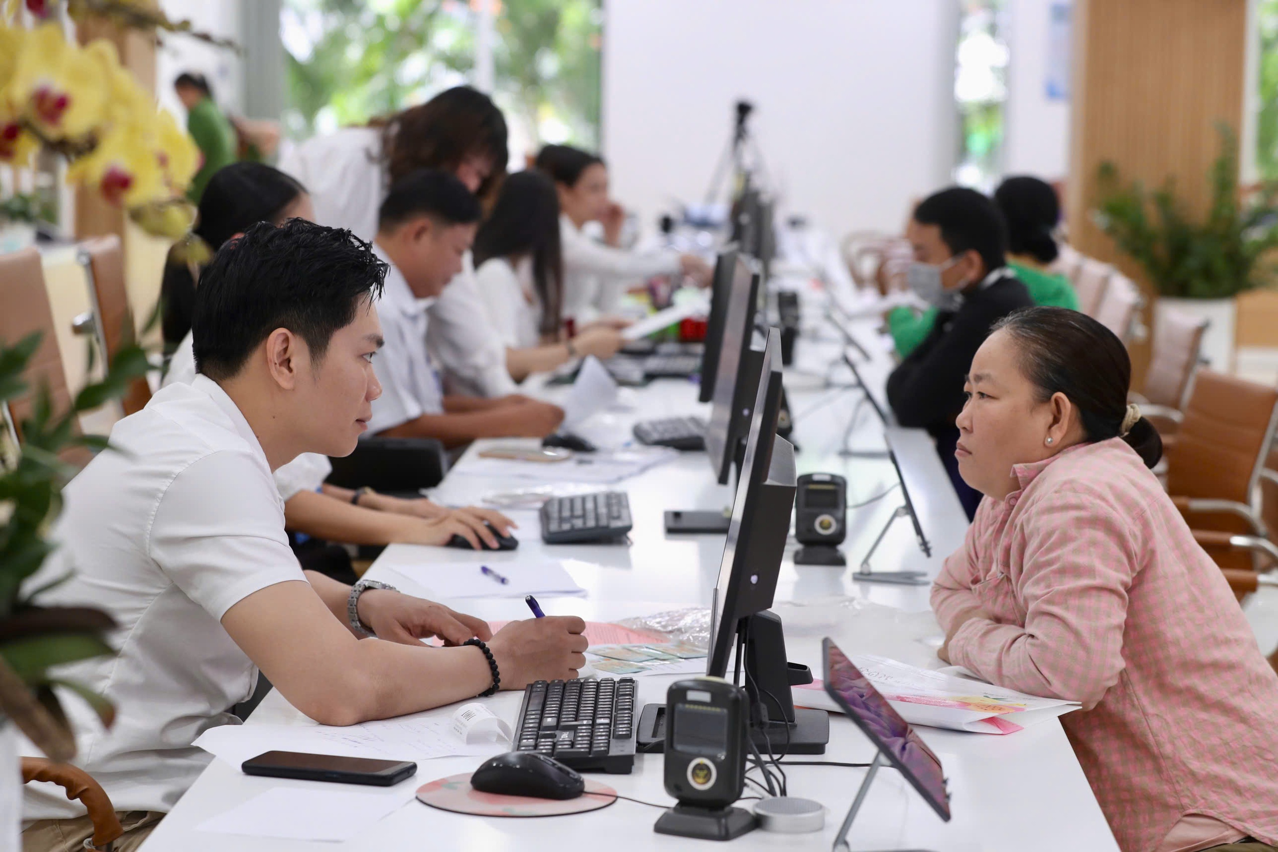 Những h&igrave;nh ảnh tại nhiều phường mới ở TP HCM trong ng&agrave;y đầu ti&ecirc;n l&agrave;m việc- Ảnh 17.