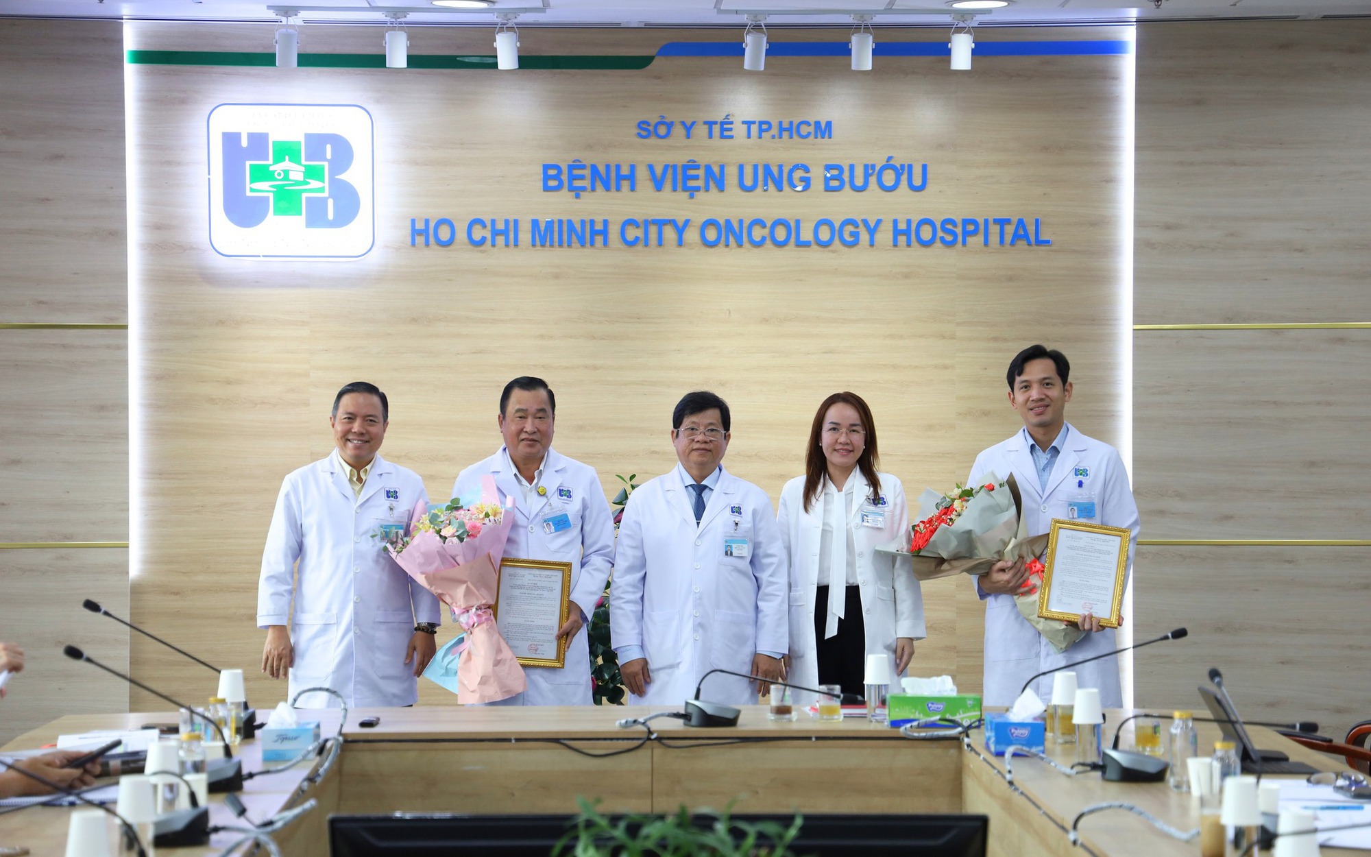 Cứu bé gái nguy kịch trên máy bay, 2 bác sĩ Bệnh viện Ung Bướu được khen thưởng
