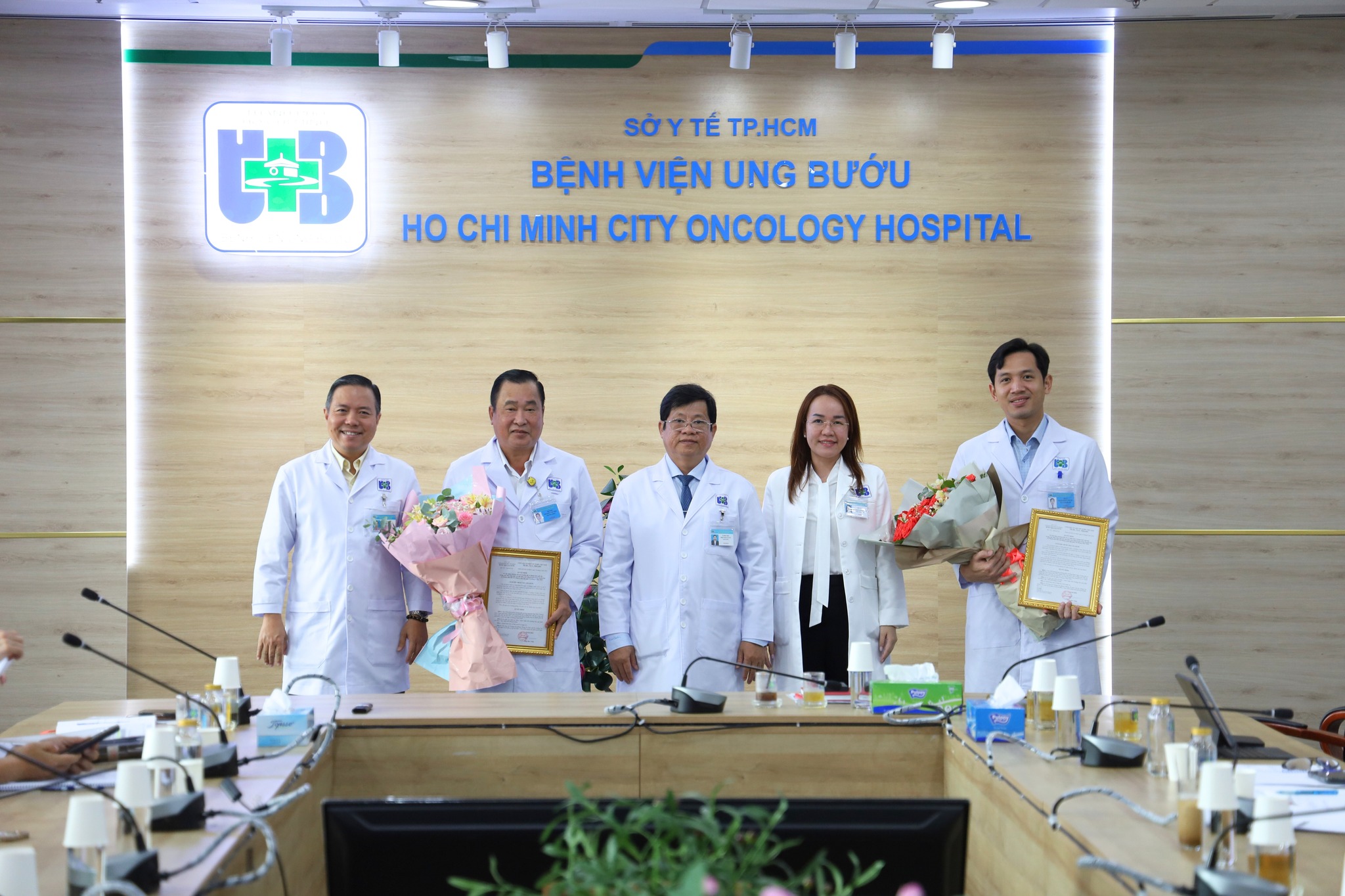 2 b&aacute;c sĩ Bệnh viện Ung bướu được khen thưởng - Ảnh 2.
