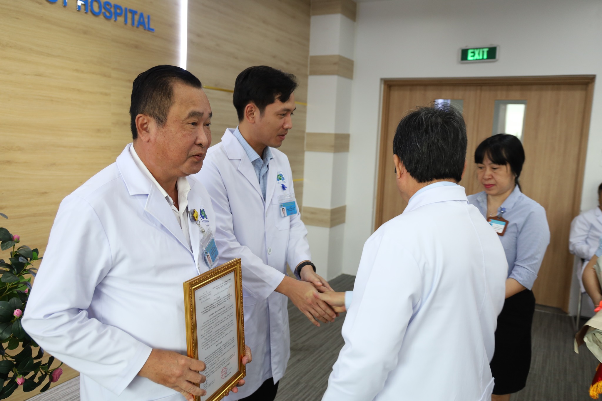 2 b&aacute;c sĩ Bệnh viện Ung bướu được khen thưởng - Ảnh 1.