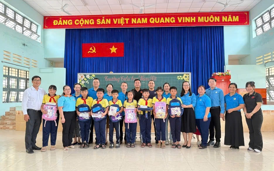 Mang niềm vui đến học sinh xã Bình Khánh và An Thới Đông, TP HCM