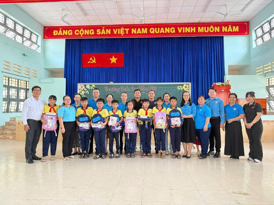 Mang niềm vui đến học sinh x&atilde; B&igrave;nh Kh&aacute;nh v&agrave; An Thới Đ&ocirc;ng, TP HCM- Ảnh 1.