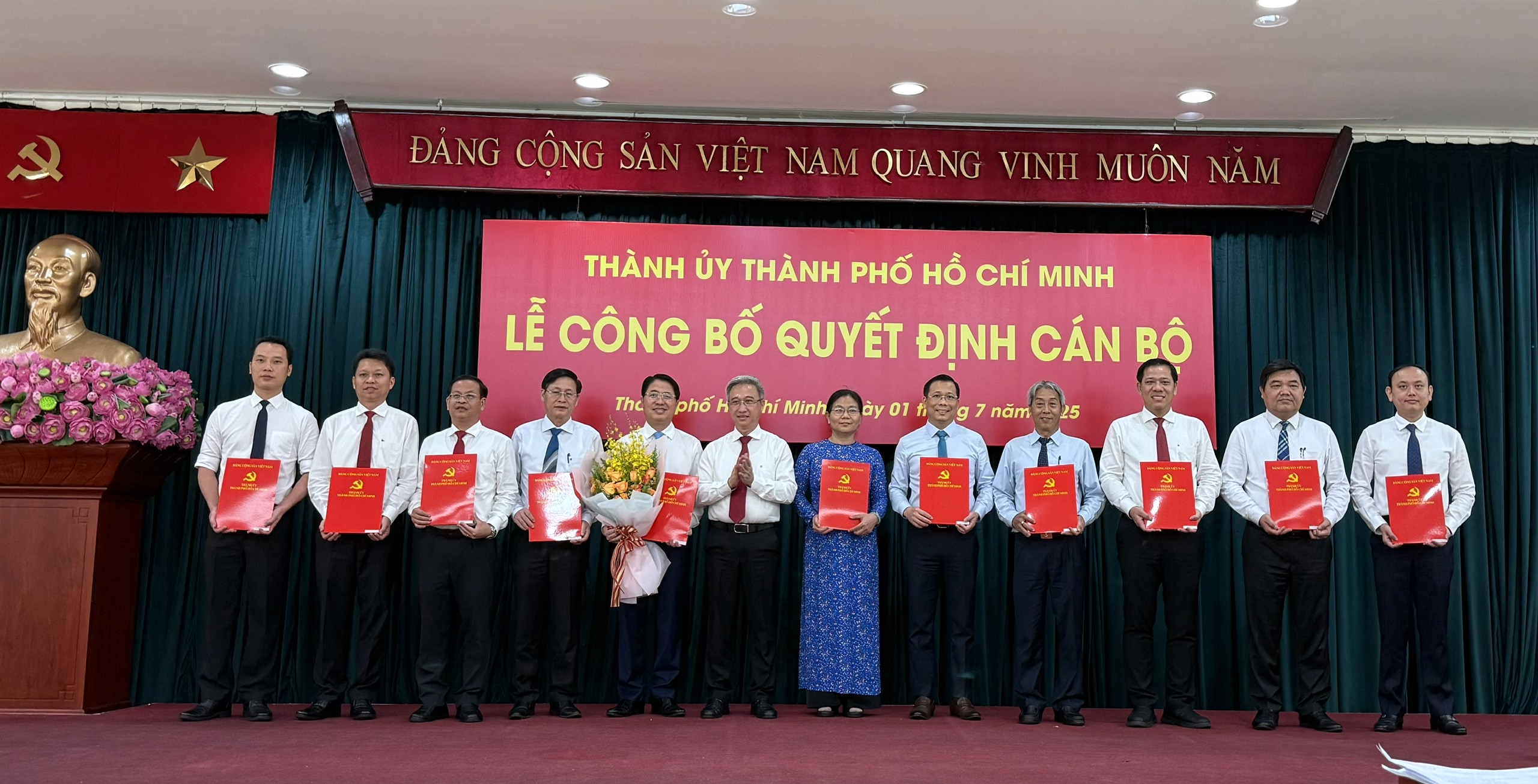 Thành ủy TP HCM mới công bố và trao nhiều quyết định cán bộ chủ chốt- Ảnh 5.